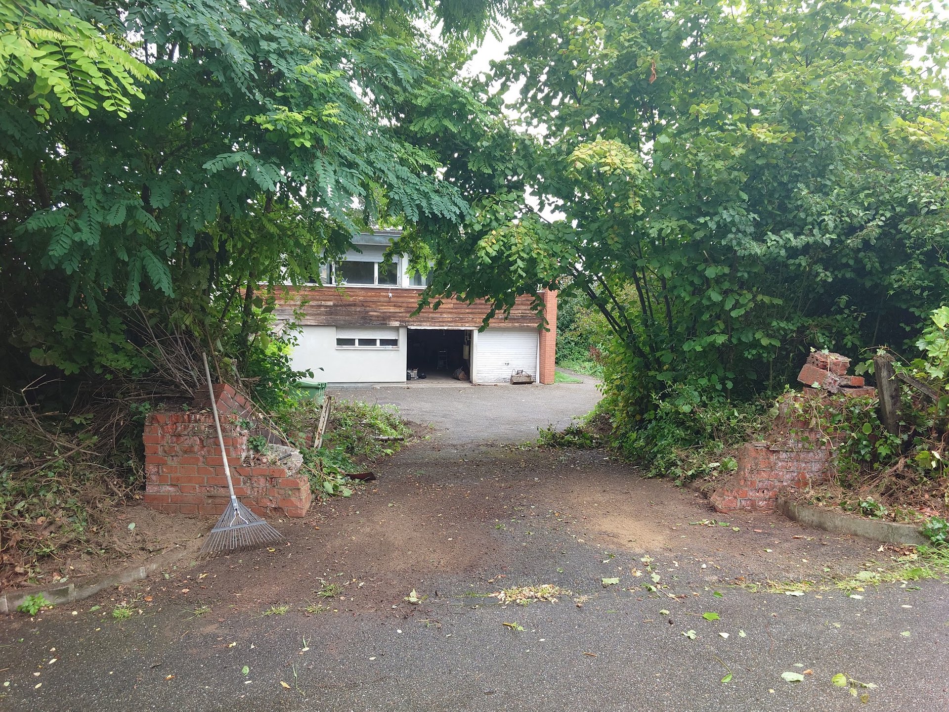 Entry gate uncovered